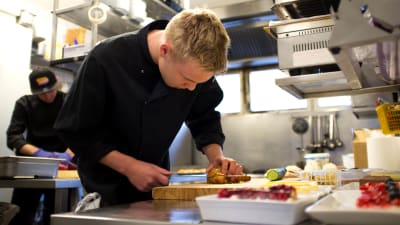Ville Henriksson njuter av det hektiska tempot inom restaurangbranschen men tänker inte utbilda sig till kock. Risken att bli utbränd som kock är stor säger han, men om man balanserar jobb och fritid går det bra.