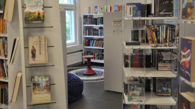 Houtskärs bibliotek har nya utrymmen. Här en vy med en massa böcker som finns i hyllor.