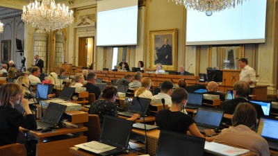 Fullmäktigesalen i Åbo, politikerna sitter med ryggen till, längst bort är podiet med fullmäktiges ordförande.