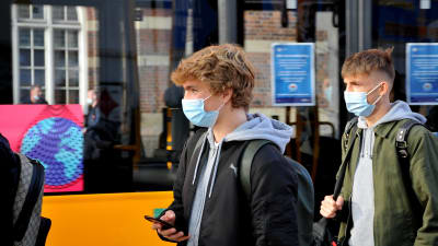 Två ungdomar bär munskydd i Köpenhamn.