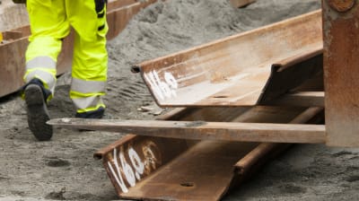 Spontslagning på byggarbetsplats.
