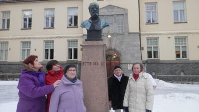 Personal och pensionärer från Malmska sjukhuset lade ner ljus vid Otto Malm bysten