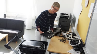 Klasslärare Kerstin Aspelin samlar ihop datorer inför fyrornas mattelektion i Mattlidens skola.