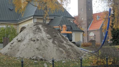 Grävningsarbeten görs vid Jakobstads kyrka i samband med installation av sprinklersystem