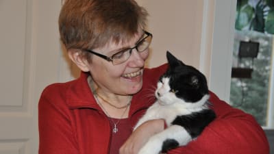 Carola Blomqvist-Lönnberg och katten Pysen