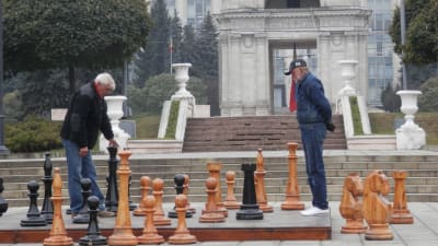 Män som spelar schack i Moldavien