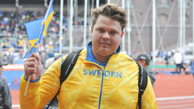 Daniel Ståhl med svenska flaggan, Sverigekampen 2015.