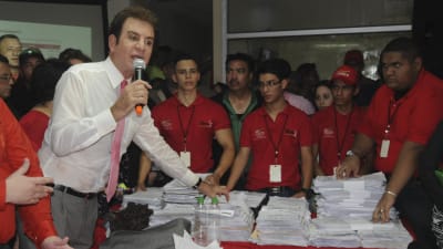Oppositionens presidentkandidat Salvador Nasralla talar till sina anhängare.