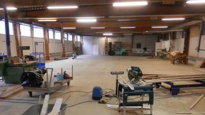 Här byggs den nya snickeriverkstaden upp i Jakobstad