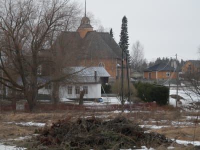 Esse kyrka sedd från församlingshemmets tomt