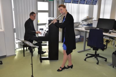 Bertil Blom och Erica Nygård underhöll på invigningen av Yle Vasas nya nyhetslandskap.