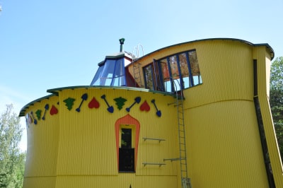 Det gula bladhuset sett från gårdssidan, högst upp skymtar tornrummet som ska föreställa en blåklocka.