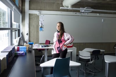 Vera Lindén i ett klassrum i Helsingfors. 