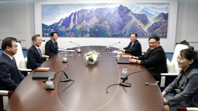 Sydkoreas president Moon Jae-In (andra från vänster) och Nordkoreas ledare Kim Jong-Un (andra från höger) tillsammans med sin syster Kim Yo-Jong (längst till höger) vid förhandlingsbordet i Fredshuset. 