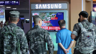 Soldater i Sydkorea tittar på en nyhetssändning om ett möjligt kärnvepentest i nordkorea.