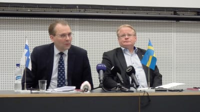 Försvarsminister Peter Hultqvist på besök hos Jussi Niinistö.