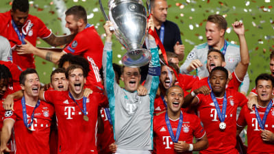 Manuel Neuer lyfter bucklan och lagkamraterna jublar.