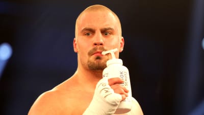 Svensken Adrian Granat dricker under en boxningsmatch 2015.