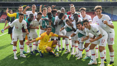 Portugals spelare poserar för kameran.