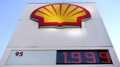 Sifferskylt hos bensinmacken Shell med bensinpris på 1,999 litern och den gula kännspaka snäckan.
