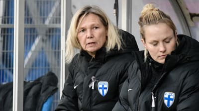 Anna Signeulk och Maiju Ruotsalainen sitter på bänken.