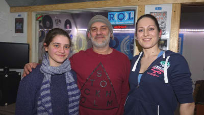 Gaia Putrino, Fabio Putrino och Fanny Haddas sänder radio över internet.