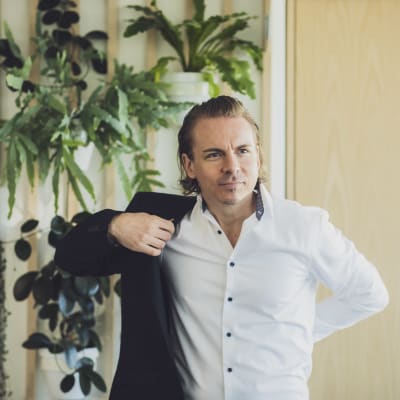 Olof Hoverfält klär på sig en kavaj