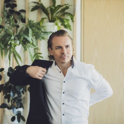 Olof Hoverfält klär på sig en kavaj