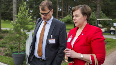 Statssekretare Paula Lehtomäki och statsminister Juha Sipilä i Gullranda i Nådendal den 20 juni 2016.