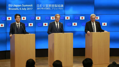 Shinzo Abe, Donald Tusk och Jean-Claude Juncker på en presskonferens i Bryssel efter ett toppmöte.