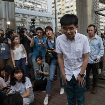 Demokratiaktivisten omringades av journalister då han lämnade Lai Chi Kok-fängelset i Hongkong på måndagen. 