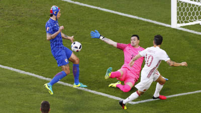 Cesc Fabregas lägger in bollen framför mål i matchen mot Kroatien.