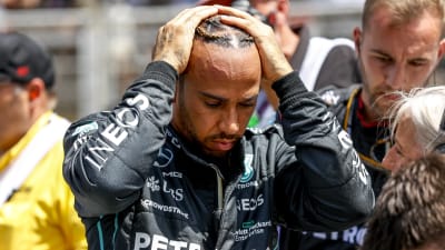Lewis Hamilton håller sig för huvudet.
