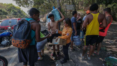 Över 94 procent av befolkningen i oljerika Venezuela lever i fattigdom och nu lider man också av akut brist på rent vatten på grund av landsomfattande elavbrott 