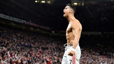 Cristiano Ronaldo tuulettaa maalia ilman paitaa. 