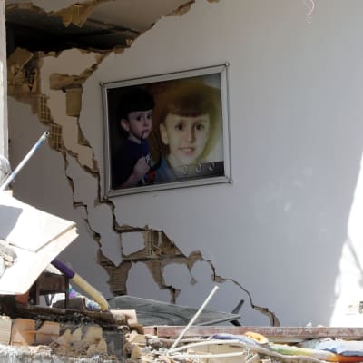 Barnporträtt i ett raserat bostadshus i staden Pole-Zahab i provinsen Kermanshah, Iran. Bilden tagen på måndagen, dagen efter det förödande jordskalvet. 
