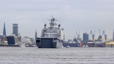 HNLMS Rotterdam i Hamburg i november i fjol.