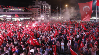 Turkar demonsterar mot militärkuppen i Turkiet 2016