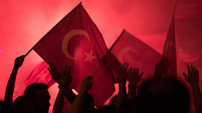 Demonstranter på Taksimtorget i Istanbul sjunger och firar att statskuppen misslyckades.