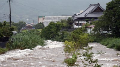 Översvämning, stora vattenmassor nära bebyggelse i Japan.