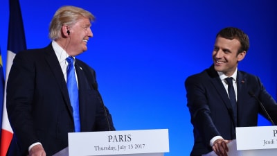 Donald Trump och Emmanuel Macron vid en presskonferens i Paris