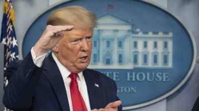 USA:s president Donald Trump gestikulerar under en presskonferens om coronaläget i USA