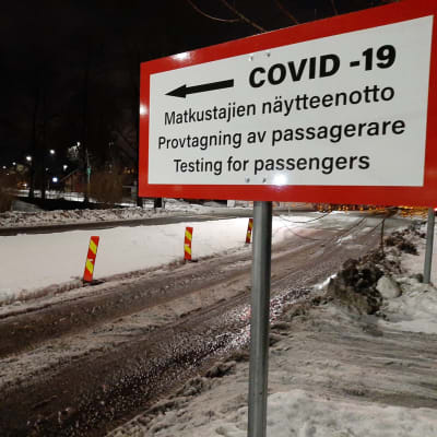 Skylt vid Åbo slott som visar vart man ska köra för att komma till coronaprovtagning av passagerare.
