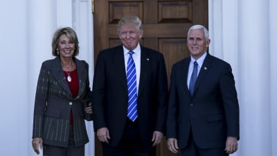 Betsy DeVos,  Donald Trump och Mike Pence.