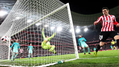 Aritz Aduriz sätter in 1–0 i Barcelonas mål.