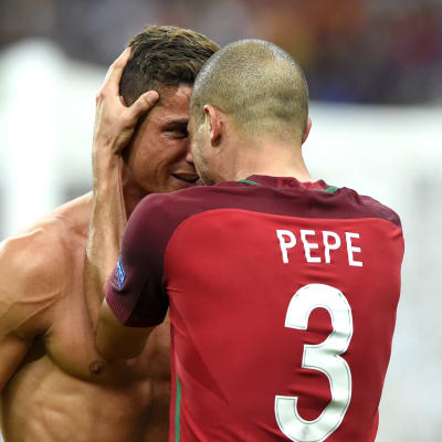 Cristiano Ronaldo och Pepe firar EM-guld.