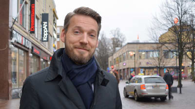 Man i skägg utanför köpcentret lundi en grå novemberdag
