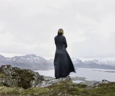 Självporträtt av Elina Brotherus.