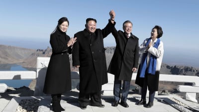 Toppmötet mellan Kim Jong-Un och Moon Jae-In avslutades på torsdagen med ett gemensamt besök på berget Paektu, som har stor symbolisk betydelse i Nordkorea. Nordkoreas första dam Ri Sol-Ju längst till vänster och Sydkoreas Kim Jung-Sook till höger.