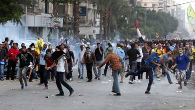 Polisen avfyrar tårgas mot protestanter som stöder den avsatta presidenten Mohamed Mursi, november 2013